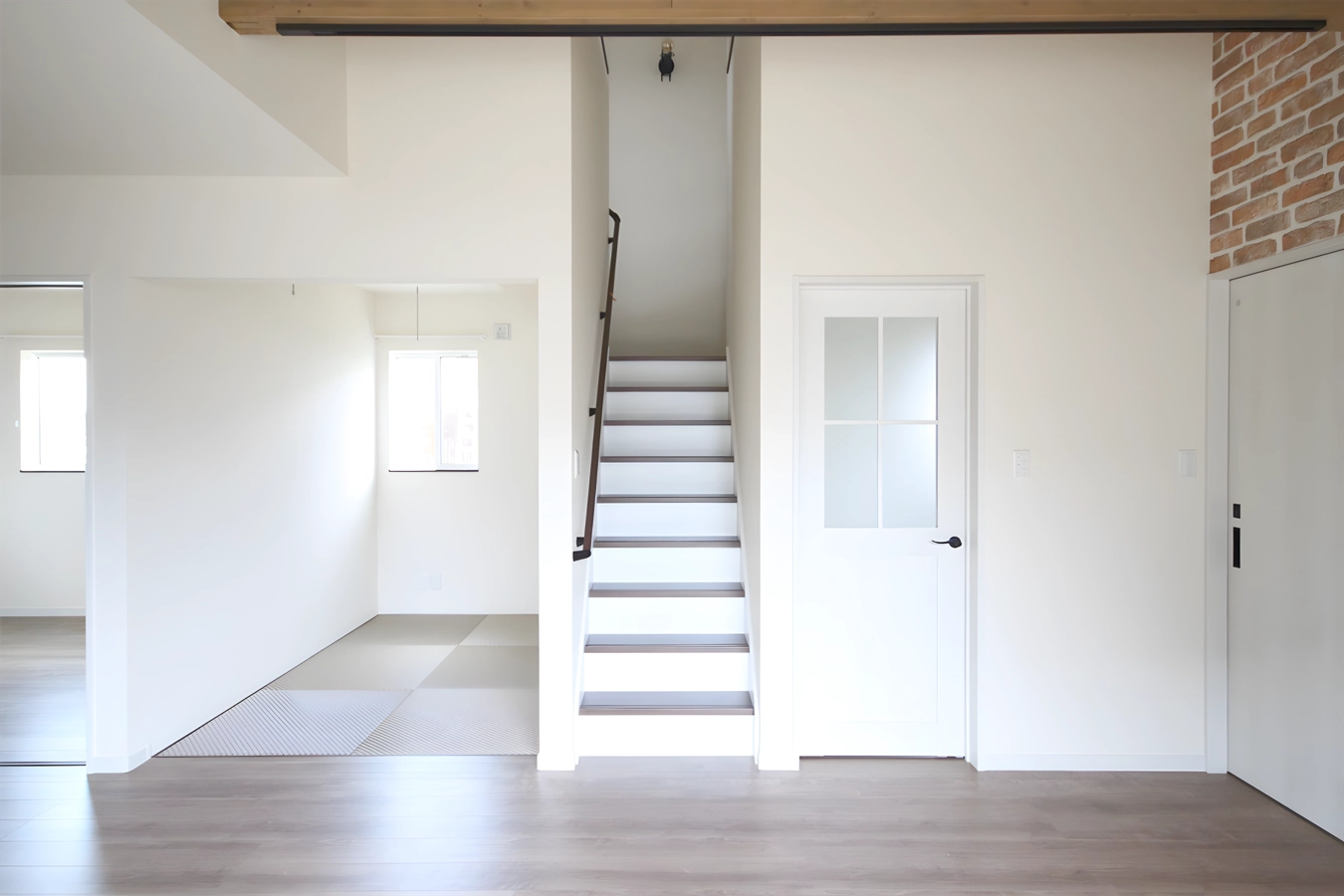 小屋裏へと続くリビングからの階段