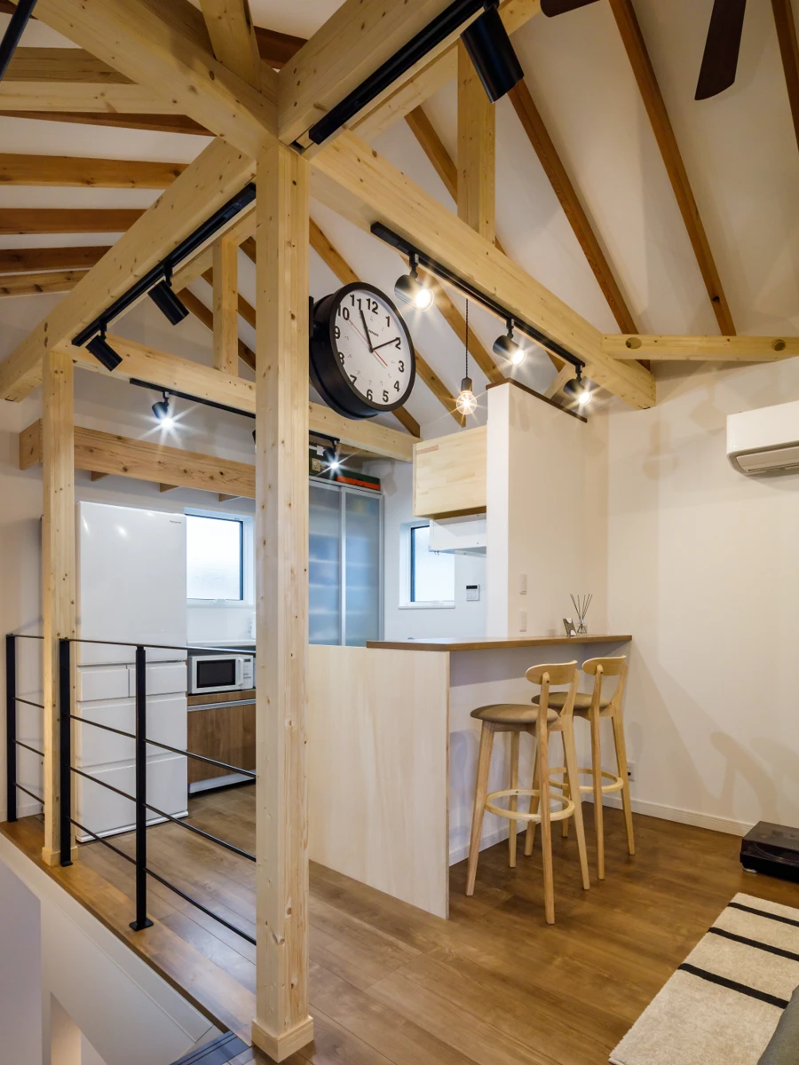 お部屋に馴染む柱の時計