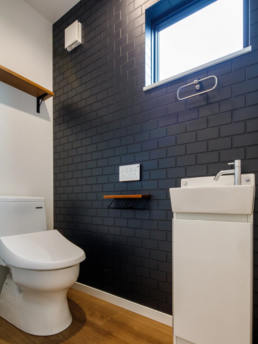 レンガ調クロスで格好良い印象のトイレ