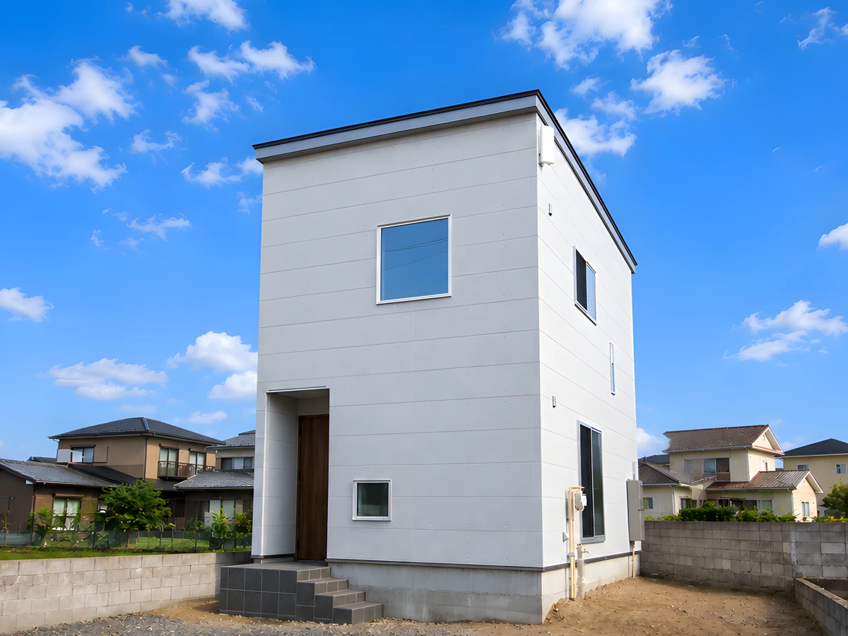 大きな窓が印象的な外観