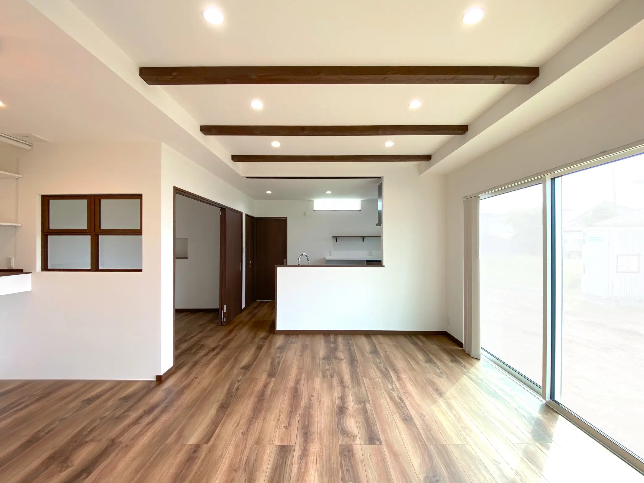 窓がインテリアになっている家