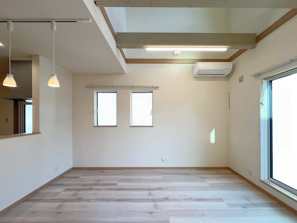 天井の高低差でより高さが感じられる吹き抜け