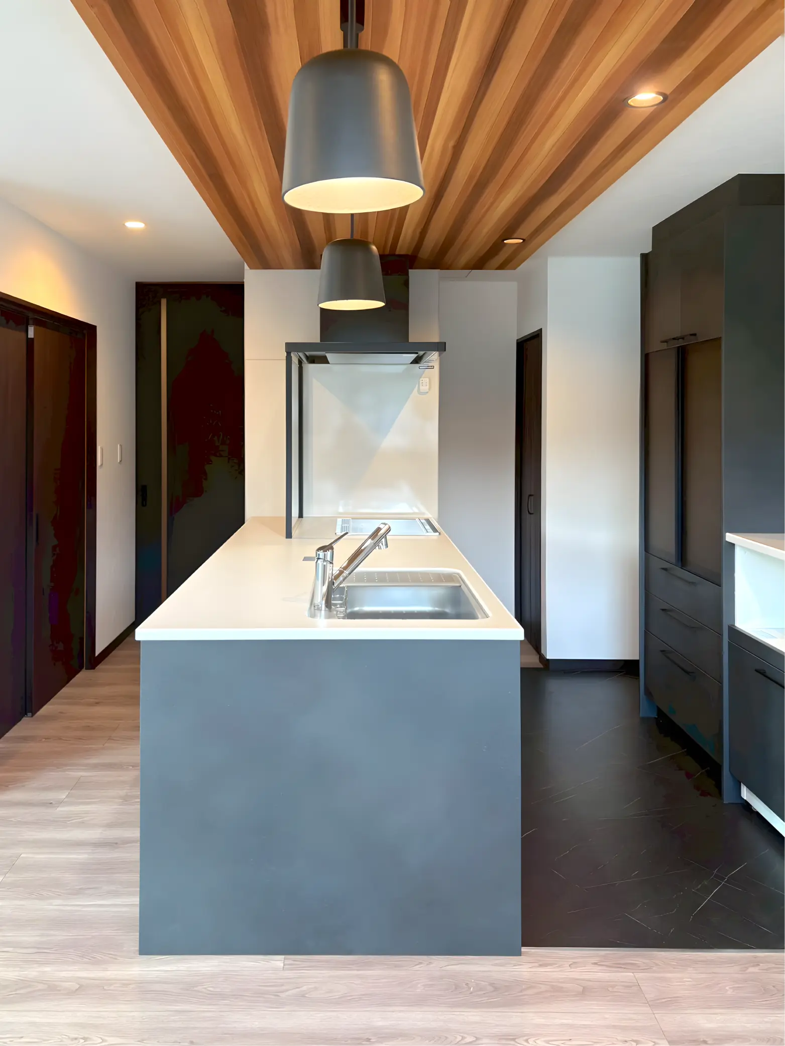 ダイニングテーブルを横並びにできるゆとりあるキッチン