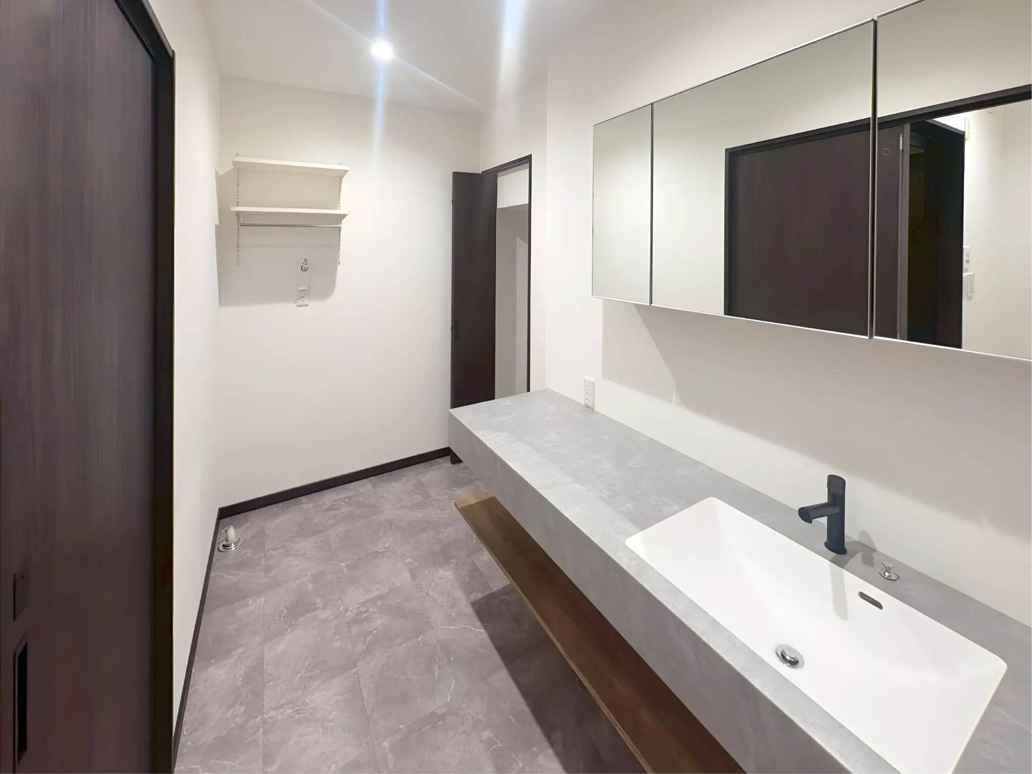 ゆったりと使える洗面化粧台と広々ランドリールーム