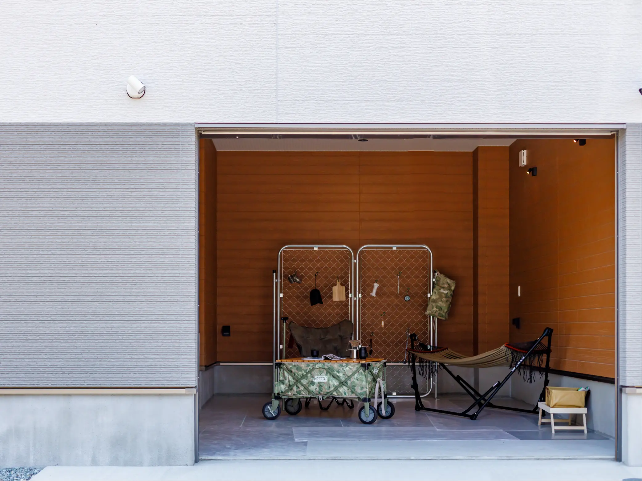 車庫としても趣味の空間としても使えるガレージ