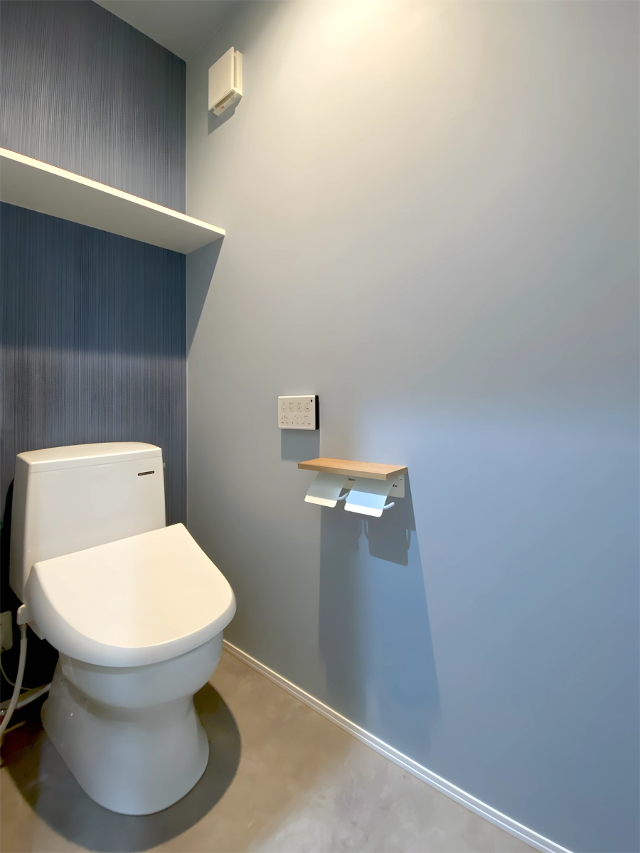 青を基調としたトイレ空間