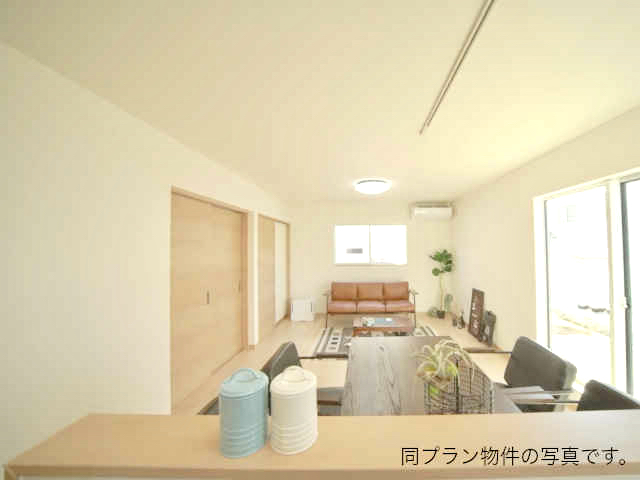 秋田市将軍野に建築計画中の新築物件の写真。キッチンからリビング方向に撮影したもの。