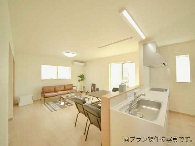 秋田市将軍野に建築計画中の新築物件の写真。キッチンからリビング方向に撮影したもの。