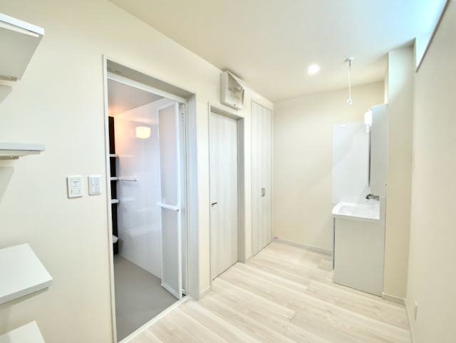 秋田市仁井田に完成したオーナー様邸の洗面脱衣室の写真。